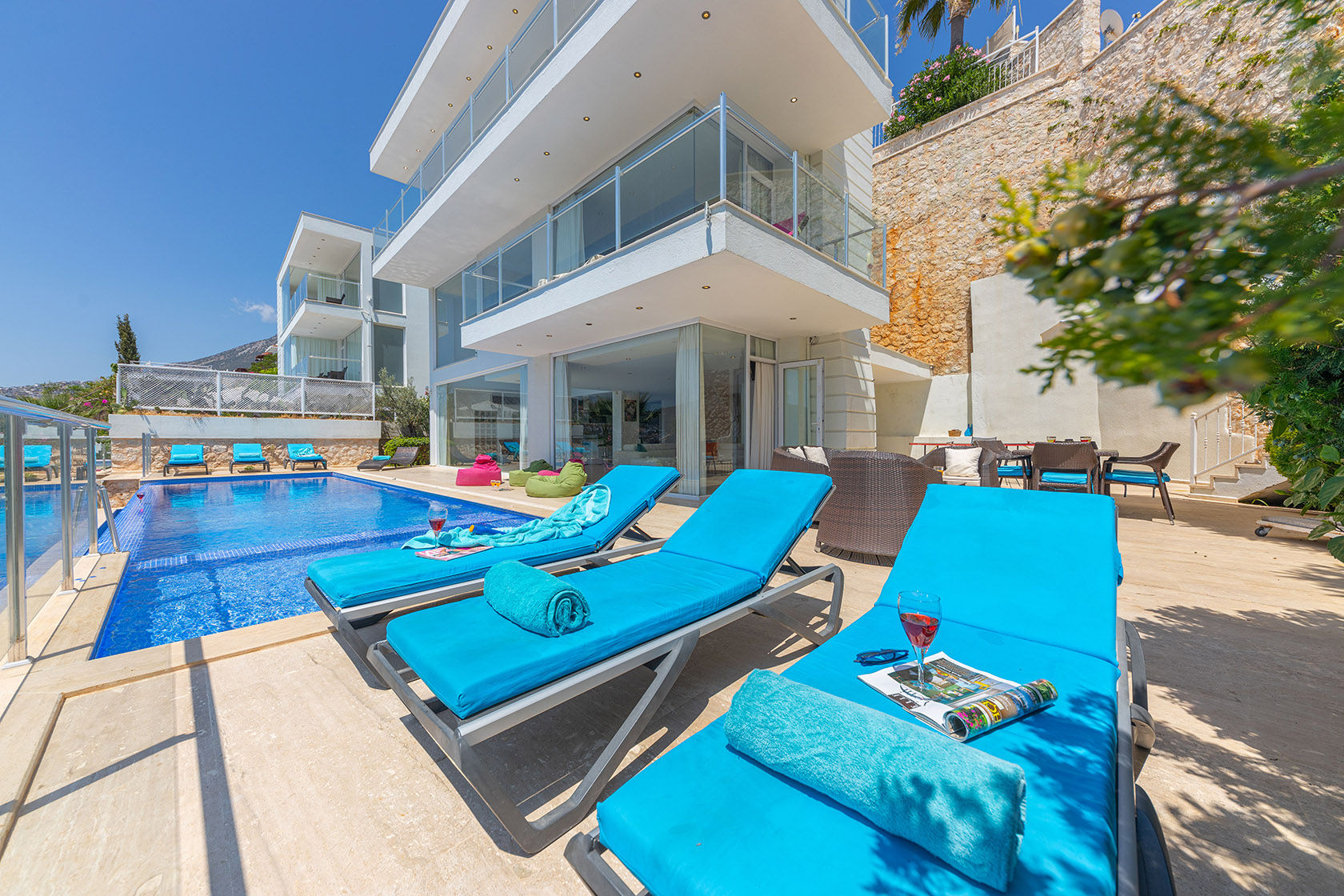 Infinity pool and sun loungers.